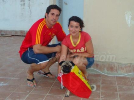 Una familia melillense y su mascota -precioso- celebran el pelotazo de la Selección Españo...