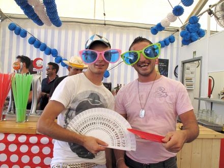Son la sensación de la Feria 2010, las gafotas que nos venden la ccomunidad china de Melil...