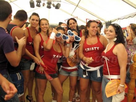 Son Cristy, Tai y las fieras de su pandilla que lo están pasando de maravilla en la Feria...