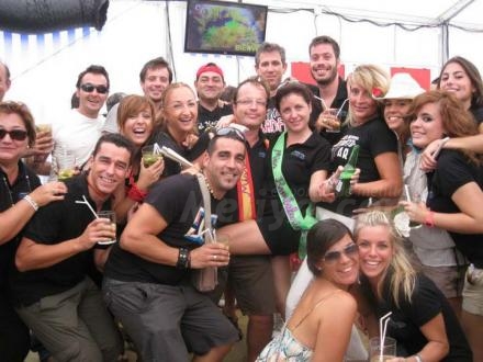 La familia 'bombaliurense' vive su particular 'momentazo' en el Real de la Feria y es que...