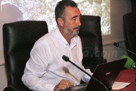 El doctor Ignacio Velázquez ofreció su conferencia 'Melilla, la última autonomía'