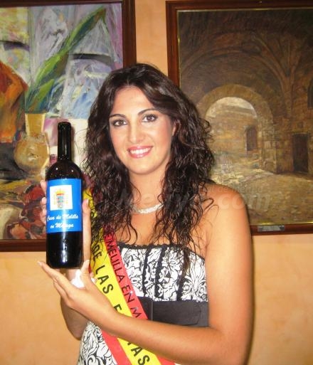 La guapísima Reina de la Casa de Melilla en Málaga nos presenta un vino etiquetado con el...