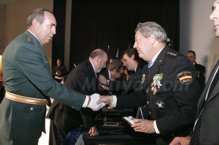 Poliías y guardias civiles, comprometidos con la sociedad melillense, estrechan sus manos...