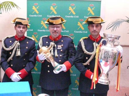 Así es como hay que recibir la Copa del Mundo y así hay que recibir a la Guardia Civil, de...