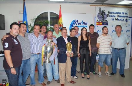 Los periodistas deportivos de Melilla también han querido hacerse la foto con la Copa del...