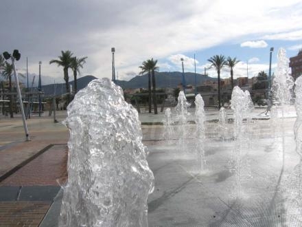 El agua de las fuentes de la Plaza Multifunional de San Lorenzo es limpia, pura y cristali...
