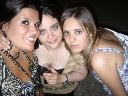Es la de la izquierda, es guapísima, es Lorena Burgos Berenguer, una madrileña con raíces...