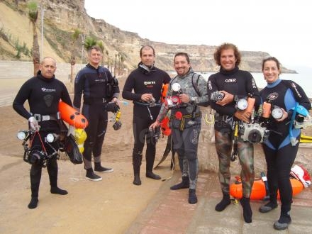 Son fotografos aguerridos que se echan a la mar para captar con sus cámaras la belleza del...