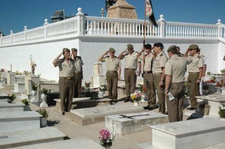 Los miembros de la Defensa demuestran un año más la nobleza de sus almas al rendir homenaj...