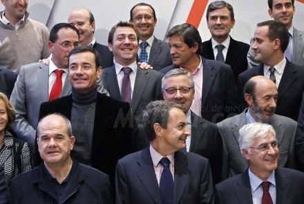Risas socialistas, risas las de Dionisio Muñoz, junto a la cúpula ejecutiva del PSOE, pres...