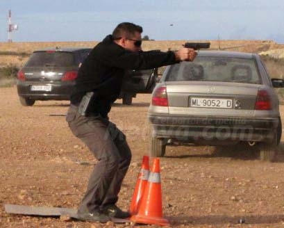 Los policías locales aprenden y se entrenan en la cuestión de seguridad de autoridades y e...