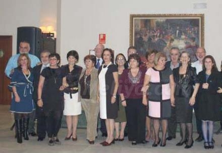 Los antiguos alumnos y alumnas del Colegio Reyes Católicos se han reunido para evocar sus...