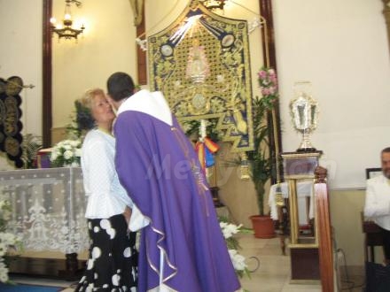 Antonia Cerrato, hermana mayor del Rocío melillenses, recibe el saludo del padre Javier Ve...