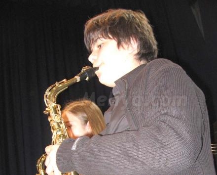 La música tiene que entenderse desde muy joven, como este joven saxofonista de la Banda In...