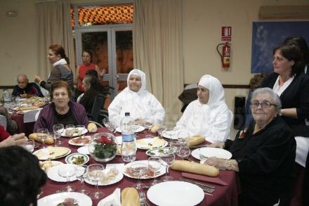 El comedor de San Francisco ha celebrado la Navidad con una comida especial que sabe a ciu...