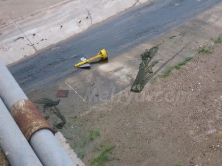 Sí, tirar cosas al cauce al río de Oro se ha convertido en una perversa costumbre