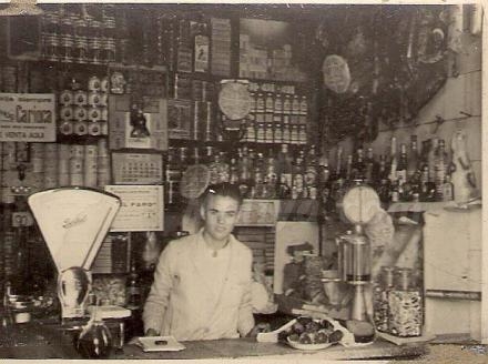 La foto que nos hace llegar Francis Aguilera es la de la Tienda de Manolo, presente en el...