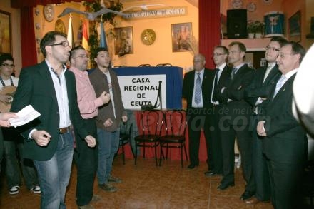 Los miembros de la Casa de Ceuta en Melilla recibieron con alegría al presidente Vivas, ha...