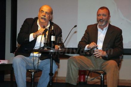 El señor Pérez Reverte, académico de pro, escritor de lujo y amigo de Melilla presento 'El...