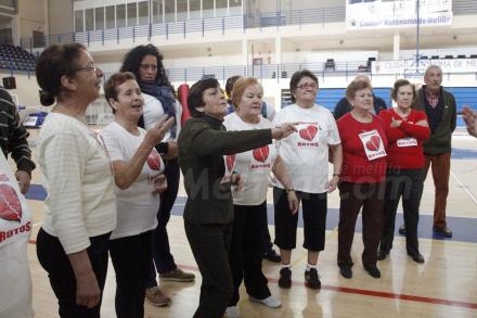 Los mayores del Centro de Día son capaces de jugar un buen partido de baloncesto con motiv...