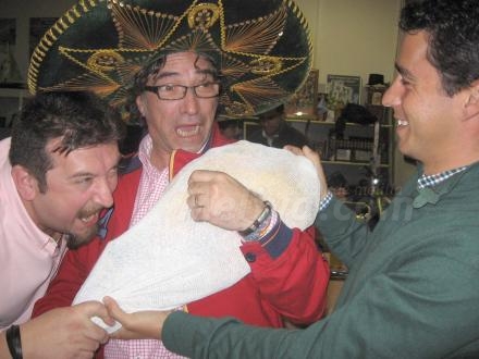 Quincho, José Luis y Pepe pelean por un jamón que trincaron en la Cueva de Tuna