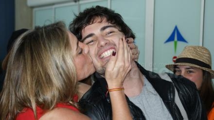 Madre solo hay una, y Blanca la madre de Josh Prada tenía muchas ganas de besar a su hijo...