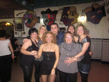 Eso es lo que tiene una buena fiesta latina en 'Los Cabales', que se convierte en ambienta...