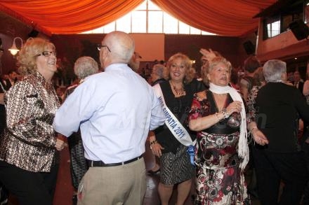 Es poner la música y los mayores de Melilla se vuelven locos de alegría y, a mover el esqu...