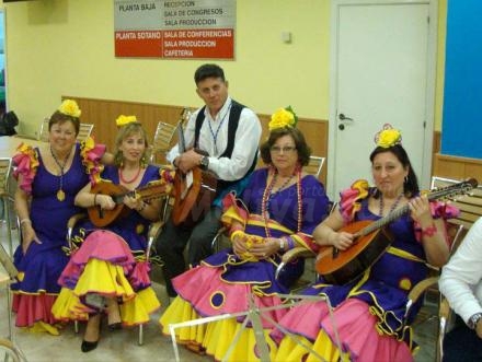 El Coro del Cautivo y la Virgen de la Victoria calientan voces para subir al escenario del...