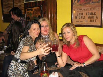 Nunca jamás hubo peña taurina de bellezas mejor servida como 'Los Medios'