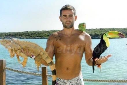 Javier Gonzçalez, en vez de irse a Los Pinos o a la playa, se mete en cada fregao que se l...