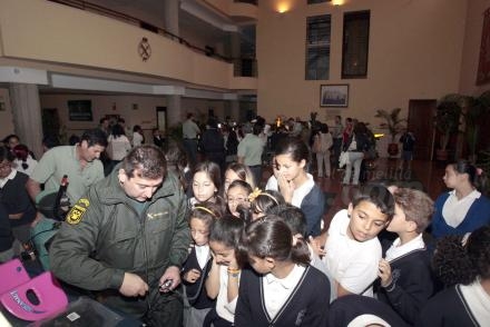 Los alumnos del colegio Reyes Católicos conocen de primera mano el trabajo de la Guardia C...