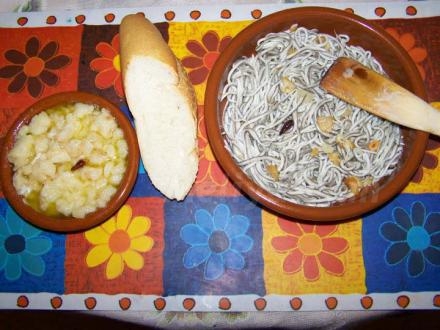 Un menú acorde con el verano es el planteado por Francis Aguilera: Tapa de bacalao al pil...