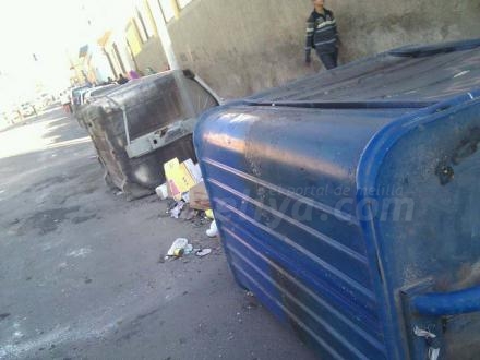 Los restos de la barbarie, contenedores destrozados, porquería a su lado