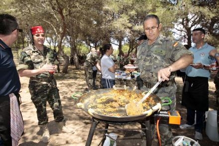 El comandante melillense Ruiz Migens da buena cuenta de su paella en el concurso de las DI...
