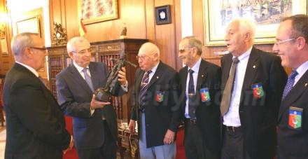 La Hermandad de Veteranos de Regulares ha obsequiado a Juan José Imbroda con una talla de...
