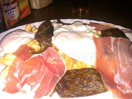 El señor Pérez Quiles nos remite este monte de delicadezas, Hay huevos fritos, jamón, pimi...