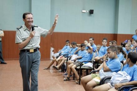 Los guardia civiles de Melilla se aceran a los más pequeños, por vacaciones, para darles r...