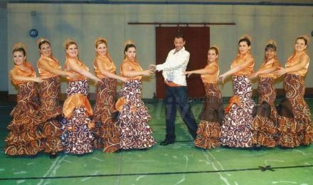 Gonzalo Carmona y sus alumnas -guapísimas- están preparados para deslumbrar a los melillen...