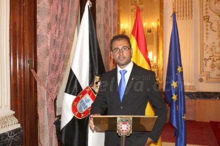 Ramón de la Cruz es melillense en Ceuta y ceutí en Melilla, es uno de los nexos de unión s...