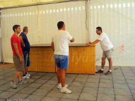 Ellos al tajo en el montaje de la caseta, nosotros-luego- a disfrutarla