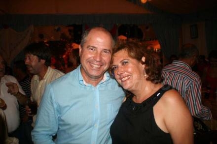 La directora general de 'El Faro', comparte un momento ferial y alegre con un melillense i...
