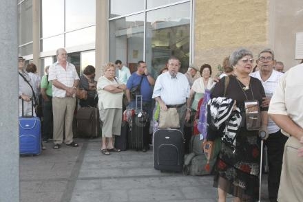 Un centenar de mayores melillenses tienen la suerte de viajar a tierras almerienses para c...