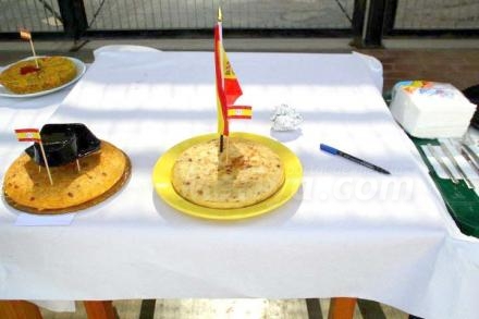 Hermosas y patrióticas tortillas las participantes en el concurso celebrado por los Vetera...
