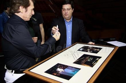 Raphael ha firmado un cuadro con tres actuaciones correspondientes a sus coniertos en Meli...