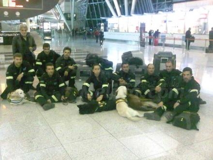 Las mujeres y hombres de Intervención, Ayuda y Emergencia -y sus perros- en pleno aeropuer...