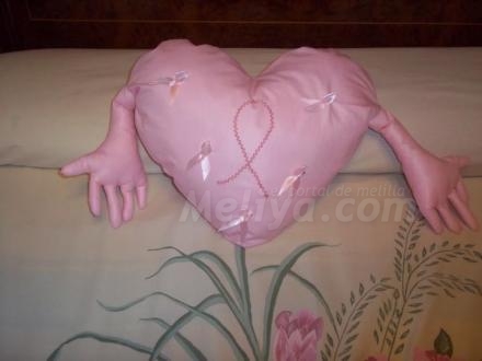 Artesana, como este cojín rosa en forma de corazón, es la labor de la Asociación Contra el...