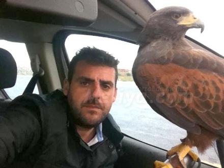 Javi de 'El Quinto' y su amigo rapaz y alado se dan una vuelta para conocer los espacios m...