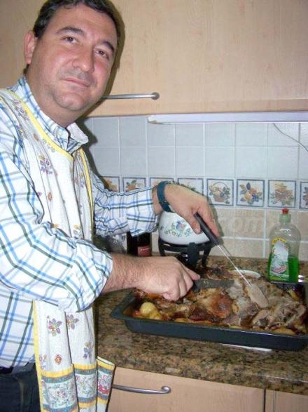 Nuestro fogonero de guardia, Francis Aguiler, cocina el menú de su propio cumpleaños
