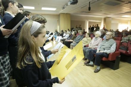 Son muy generosos los escolares que se han acercado al Centro de Mayores para interpretar...